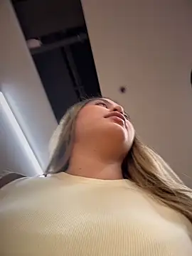 lunablossom  online show from 03/22/26, 07:48