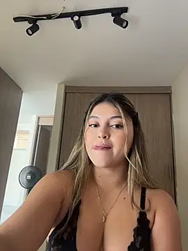 lunablossom  online show from 04/14/26, 06:02