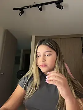 lunablossom  online show from 03/17/26, 12:24