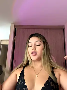 lunablossom  online show from 10/23/25, 06:50