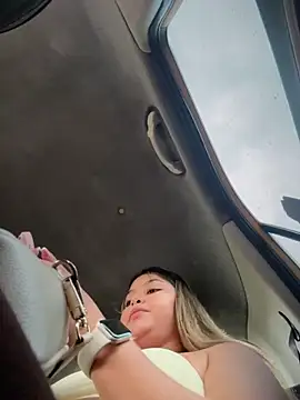 lunablossom  online show from 04/15/26, 07:58