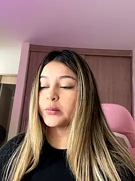 lunablossom  online show from 10/18/25, 03:14