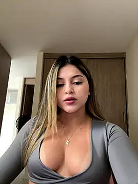 lunablossom  online show from 11/07/25, 10:03