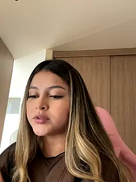 lunablossom  online show from 12/14/25, 09:42