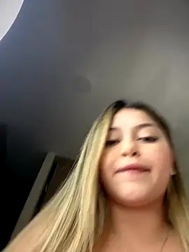 lunablossom  online show from 10/06/25, 11:16