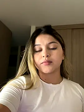 lunablossom  online show from 12/20/25, 01:41