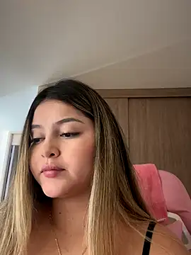 lunablossom  online show from 12/03/25, 09:25