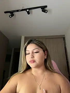 lunablossom  online show from 02/25/26, 11:48