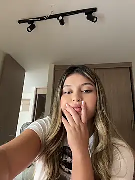 lunablossom  online show from 04/10/26, 08:05