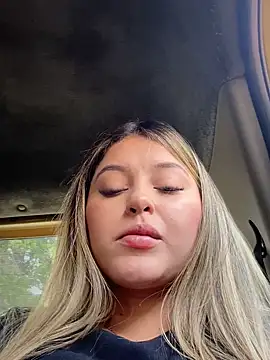 lunablossom  online show from 10/01/25, 08:13