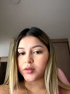 lunablossom  online show from 11/19/25, 05:46