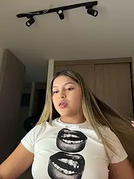 lunablossom  online show from 03/25/26, 12:22