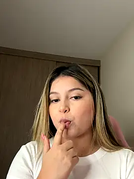 lunablossom  online show from 09/26/25, 12:50