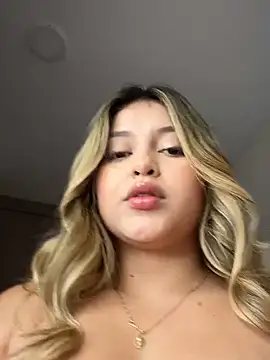 lunablossom  online show from 09/26/25, 08:27