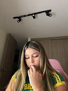 lunablossom  online show from 02/19/26, 12:18