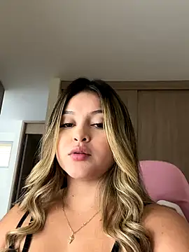 lunablossom  online show from 11/28/25, 08:42