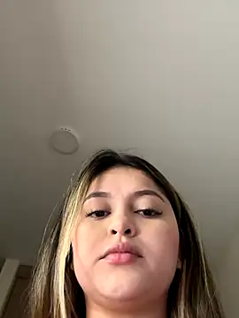 lunablossom  online show from 11/24/25, 10:43