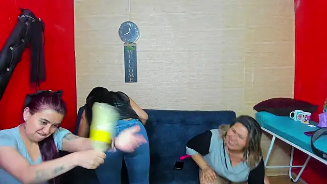 Snapshot of lesbiancuple chatting on 09/28/25, 01:01 lesbiancuple online show from 09/28/25, 01:01