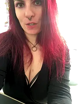 Snapshot of LunaMoongirl chatting on 11/04/25, 02:32 LunaMoongirl online show from 11/04/25, 02:32