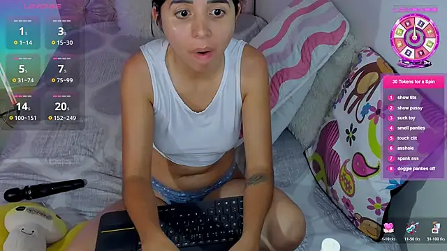 Snapshot of amy_petite chatting on 06/04/26, 01:10 amy petite online show from 06/04/26, 01:10