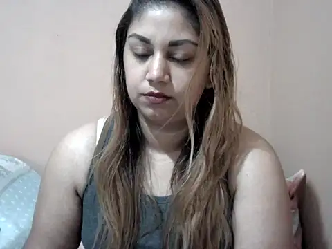 Snapshot of bellachow10 chatting on 12/18/25, 10:52 bellachow10 online show from 12/18/25, 10:52