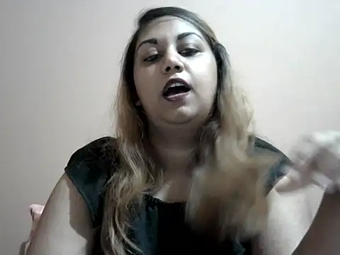 Snapshot of bellachow10 chatting on 11/09/25, 01:15 bellachow10 online show from 11/09/25, 01:15