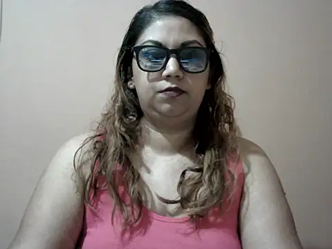 Snapshot of bellachow10 chatting on 10/27/25, 07:31 bellachow10 online show from 10/27/25, 07:31