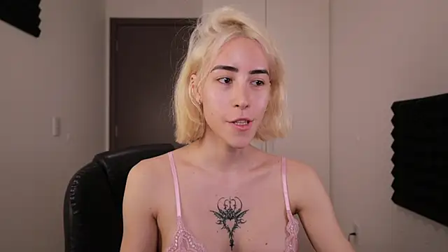 Snapshot of laliwhite chatting on 10/27/25, 08:21 laliwhite online show from 10/27/25, 08:21