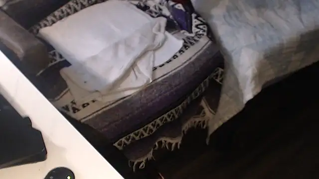 Snapshot of QueenDenizeAndTheCaptain chatting on 10/21/25, 06:40 QueenDenizeAndTheCaptain online show from 10/21/25, 06:40