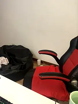 Snapshot of kayortiiz chatting on 10/21/25, 01:05 kayortiiz online show from 10/21/25, 01:05