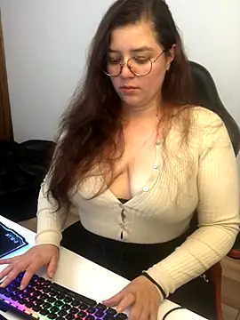 Snapshot of kayortiiz chatting on 12/16/25, 01:32 kayortiiz online show from 12/16/25, 01:32