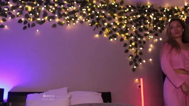 Blondie Bunny online show from 11/23/25, 04:11