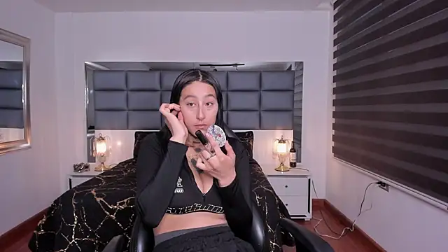 Mariana Joness online show from 11/10/25, 02:16