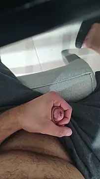 Snapshot of molok329 chatting on 11/12/25, 04:44 molok329 online show from 11/12/25, 04:44