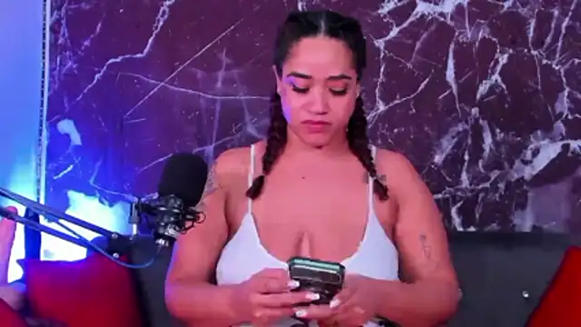 Snapshot of HannaMiills@xh chatting on 02/03/26, 02:44 HannaMiillsxh online show from 02/03/26, 02:44