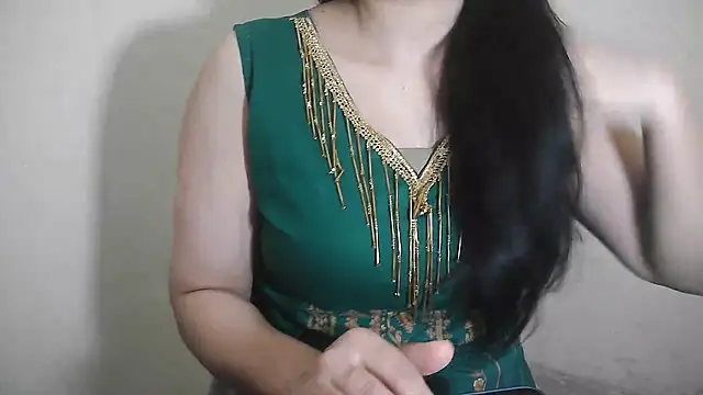 Snapshot of Chanchal--Navya chatting on 03/11/25, 05:46 Chanchal--Navya online show from 03/11/25, 05:46