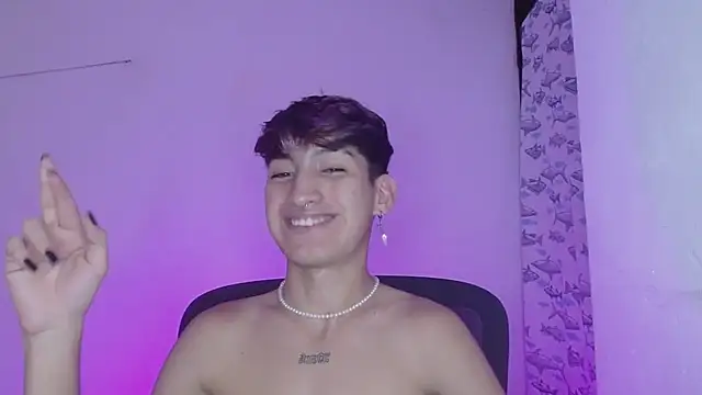 Snapshot of littlextreme chatting on 02/18/25, 01:21 littlextreme online show from 02/18/25, 01:21