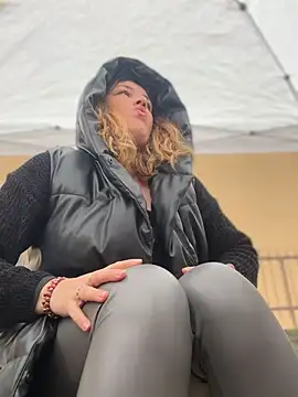 Snapshot of DaisyVibesss chatting on 02/16/25, 10:54 DaisyVibesss online show from 02/16/25, 10:54