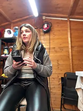 Snapshot of DaisyVibesss chatting on 01/05/25, 03:13 DaisyVibesss online show from 01/05/25, 03:13