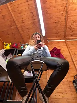 Snapshot of DaisyVibesss chatting on 12/28/24, 12:35 DaisyVibesss online show from 12/28/24, 12:35