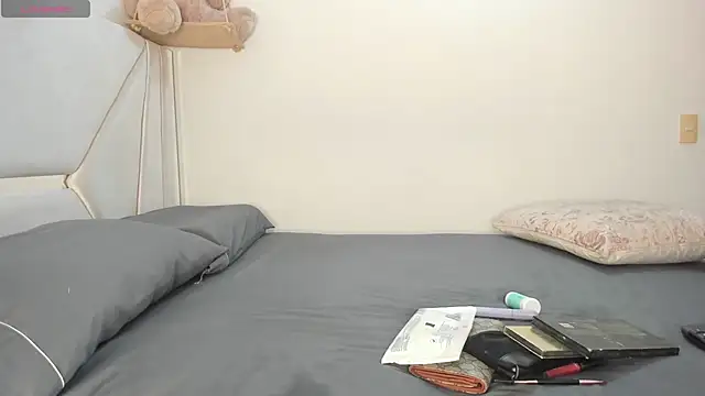 Snapshot of kylie_sexy2000 chatting on 10/27/25, 08:32 kylie sexy2000 online show from 10/27/25, 08:32