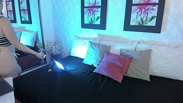 EmilySumer online show from 11/30/25, 01:39