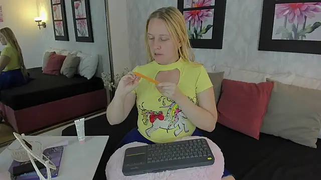 EmilySumer online show from 10/16/25, 04:32