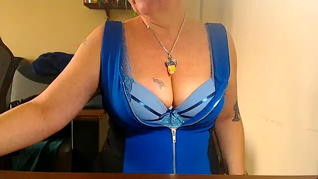 Snapshot of Diablica41 chatting on 02/25/25, 10:04 Diablica41 online show from 02/25/25, 10:04