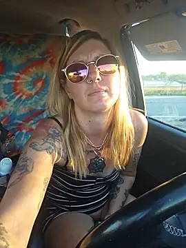 Snapshot of SheIsSomething chatting on 01/17/26, 12:26 SheIsSomething online show from 01/17/26, 12:26