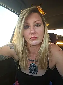 Snapshot of SheIsSomething chatting on 01/09/26, 12:28 SheIsSomething online show from 01/09/26, 12:28