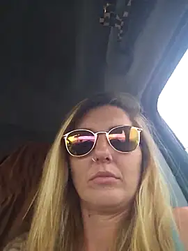 Snapshot of SheIsSomething chatting on 02/13/26, 11:27 SheIsSomething online show from 02/13/26, 11:27