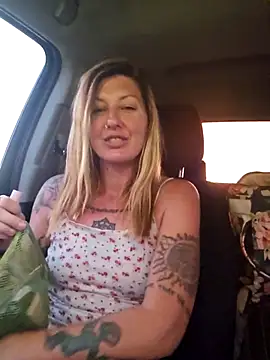 Snapshot of SheIsSomething chatting on 03/03/26, 01:45 SheIsSomething online show from 03/03/26, 01:45