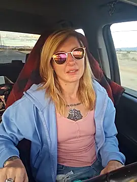 Snapshot of SheIsSomething chatting on 01/06/26, 12:03 SheIsSomething online show from 01/06/26, 12:03