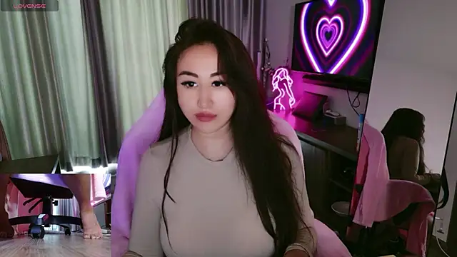 Snapshot of AsianQueens chatting on 10/27/25, 03:18 AsianQueens online show from 10/27/25, 03:18